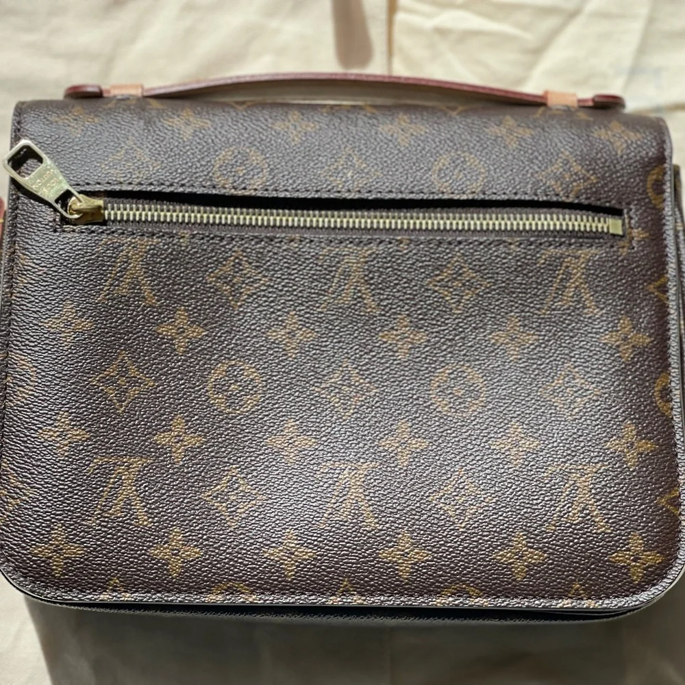 LOUIS VUITTON  Monogram Pochette Metis - Picture 4 of 9